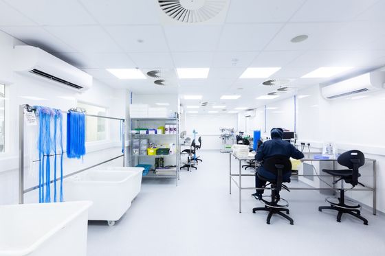 Proses Manufaktur Terkontrol ISO 8 Ruang Bersih dengan Lantai Epoxy dan Kontrol PLC
